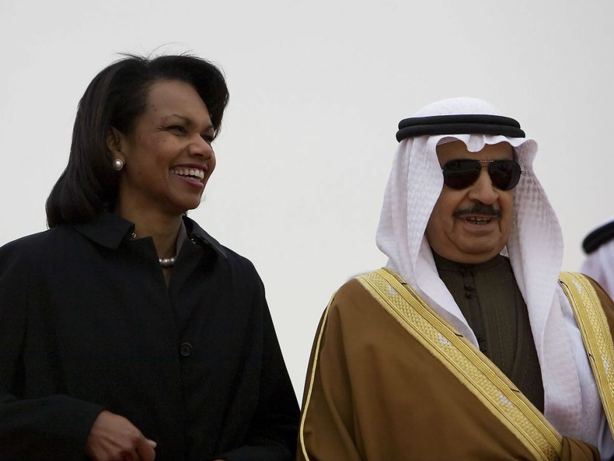 Her ses han med Condoleezza Rice. Foto: Jim WATSON/Scanpix.