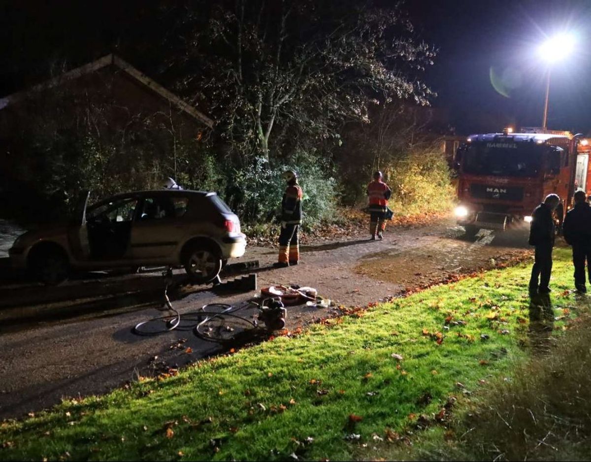 Manden var klemt under bilen, der bakkede. Foto: Øxenholt Foto