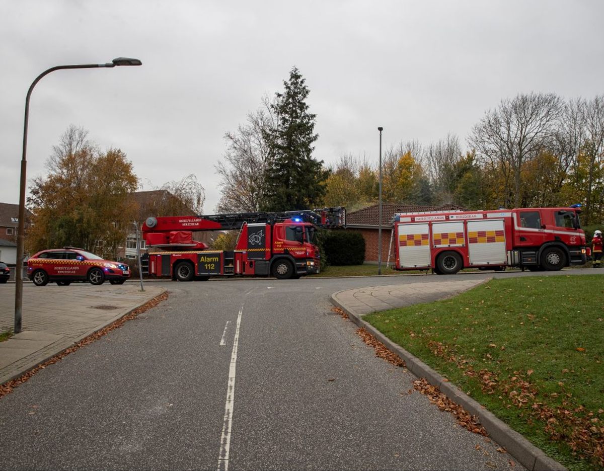 Brandvæsen og politi rykkede massivt ud til en anmeldelse om villabrand. KLIK VIDERE OG SE FLERE BILLEDER. Foto: Rasmus Skaftved