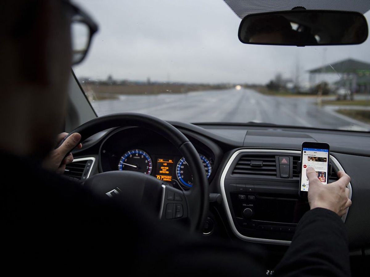 Medlemmerne i LB Forsikring medgiver også, at de til tider ikke kan holde fingrene fra mobilen under kørsel. Foto: Liselotte Sabroe/Scanpix 2018