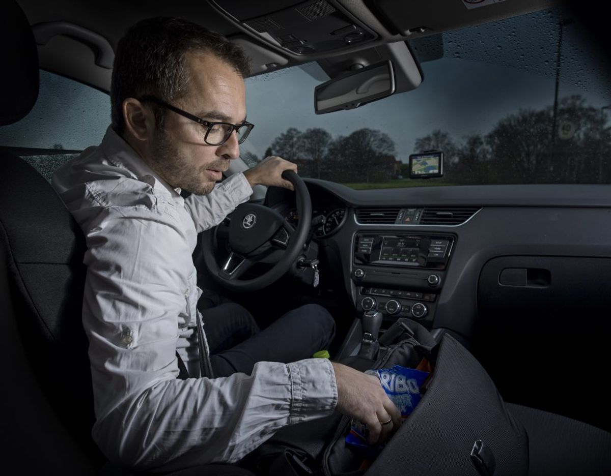 Rådet for Sikker Trafik peger på, at 70 procent af det, der tager opmærksomhed fra kørsel, er inde i bilen. Foto: Rådet for Sikker Trafik
