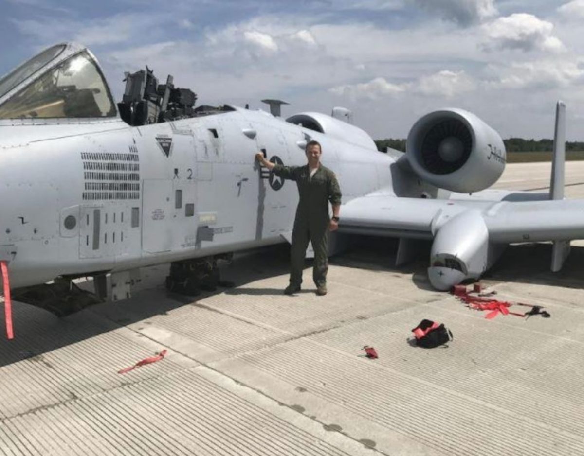 Major Brett DeVries ses her ved det ødelagte fly. Foto: Terry Atwell/U.S. Air National Guard