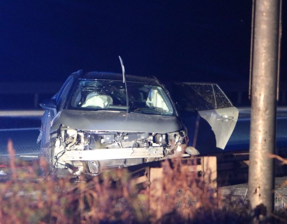 Ulykken skete sent søndag aften. Foto: Presse-fotos.dk. KLIK VIDERE OG SE FLERE BILLEDER FRA ULYKKEN