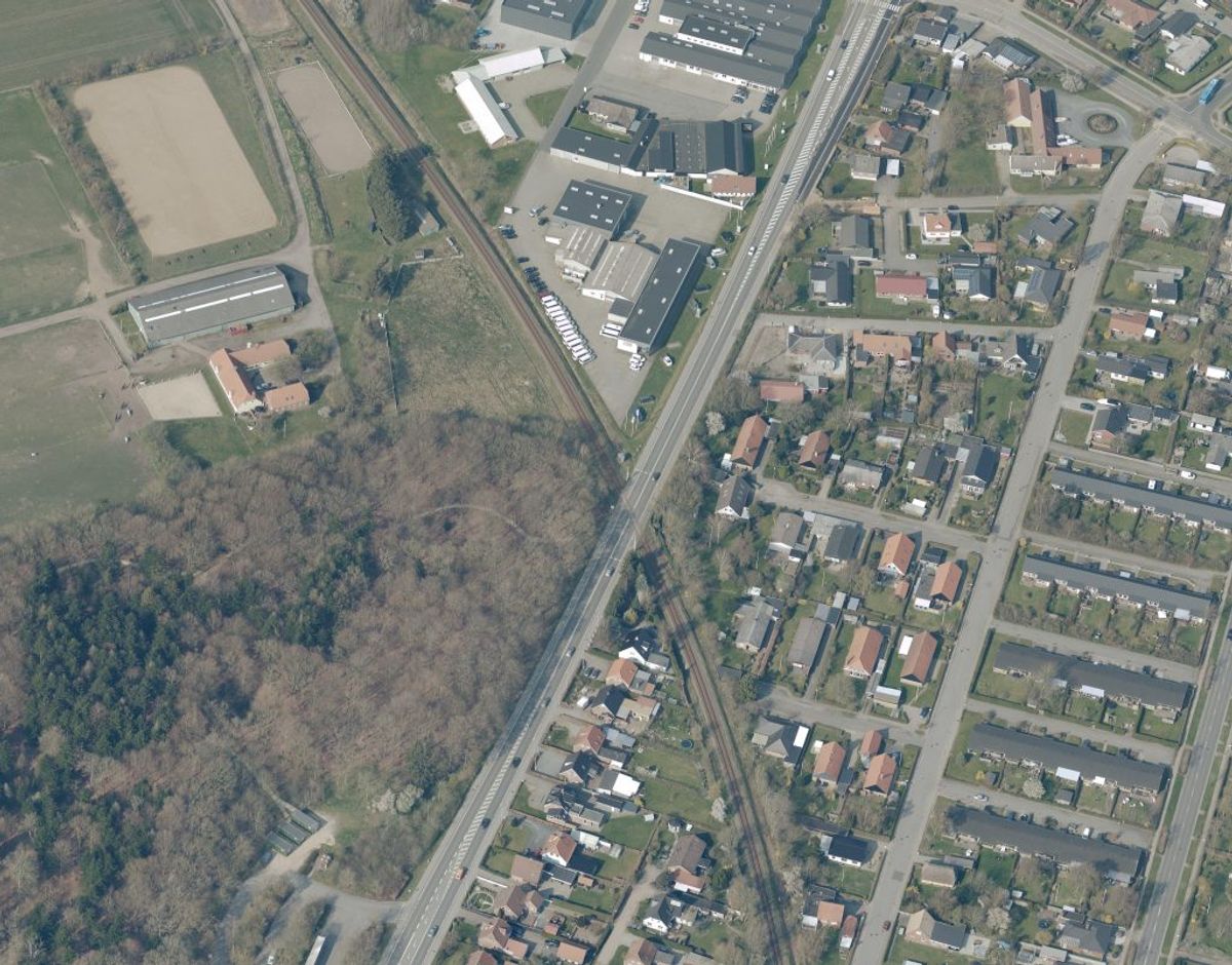 Jernbaneoverkørslen skal udbygges. KLIK FOR MERE. Foto: Styrelsen for Dataforsyning og Effektivisering