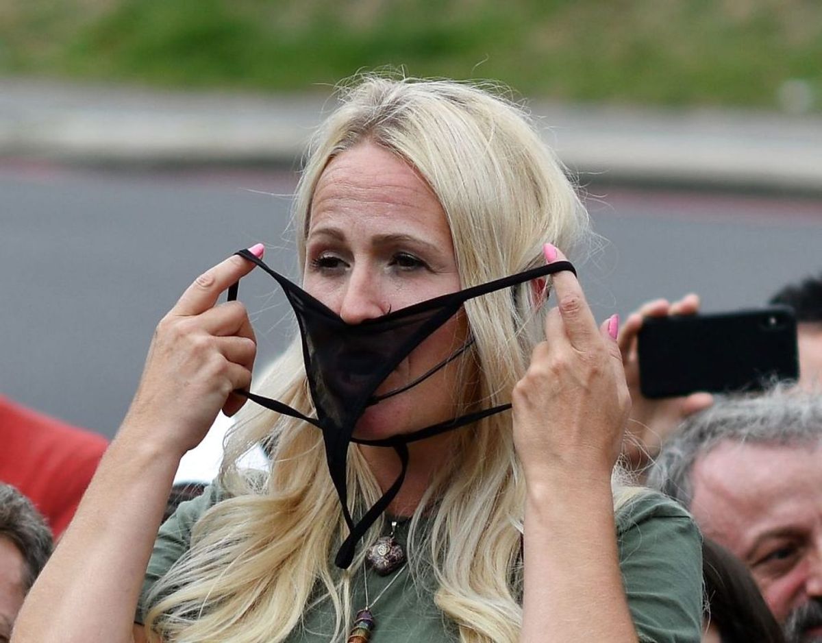 Vigtigst af alt, lad være at benytte hjemmelavede mundbind – også hvis de er lavet af en G-strengstrusse. Foto: Scanpix