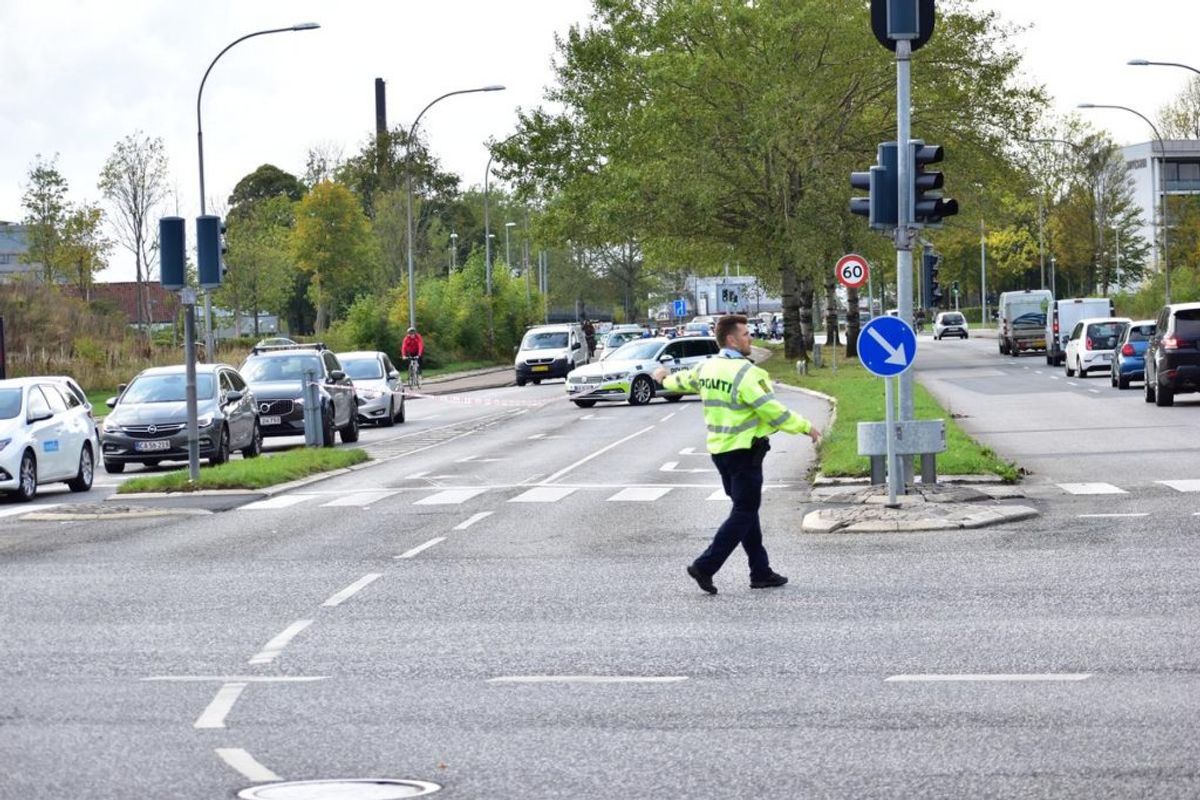 En 23-årig kvinde er tirsdag blevet dræbt i en ulykke. KLIK for flere billeder. Foto: Øxenholt Foto.