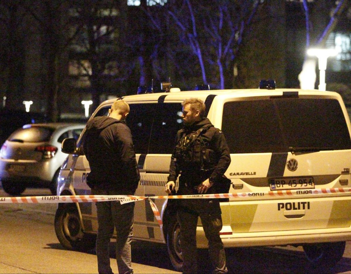 Politiet afspærrer flere gader efter melding om skyderi. KLIK for flere billeder. Foto: Presse-fotos.dk.