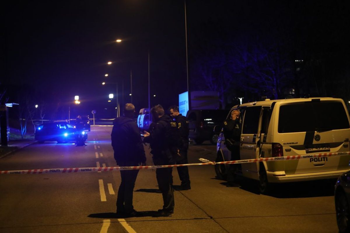 Politiet afspærrer flere gader efter melding om skyderi. KLIK for flere billeder. Foto: Presse-fotos.dk.