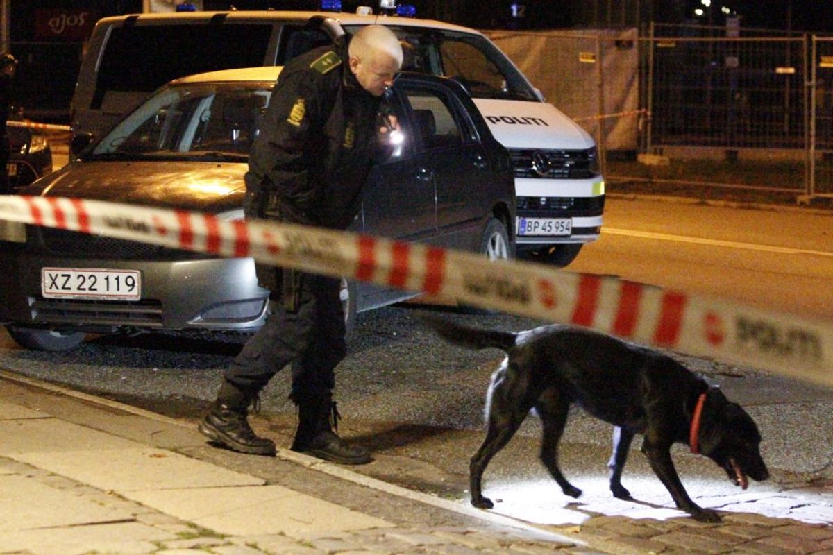 Politiet afspærrer flere gader efter melding om skyderi. KLIK for flere billeder. Foto: Presse-fotos.dk.
