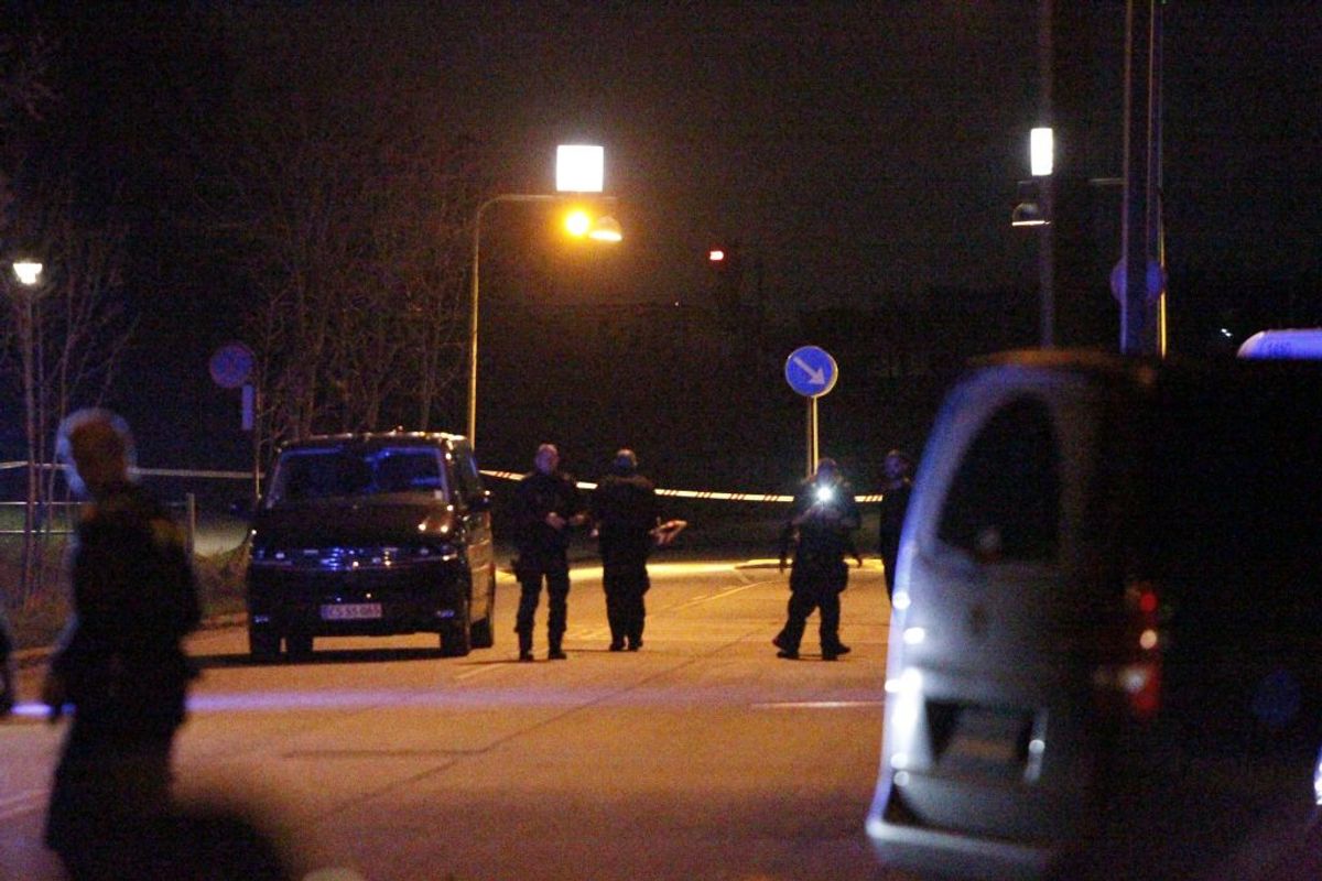 Politiet afspærrer flere gader efter melding om skyderi. KLIK for flere billeder. Foto: Presse-fotos.dk.