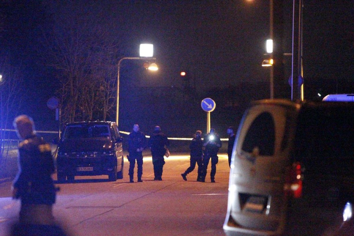 Politiet afspærrer flere gader efter melding om skyderi. KLIK for flere billeder. Foto: Presse-fotos.dk.