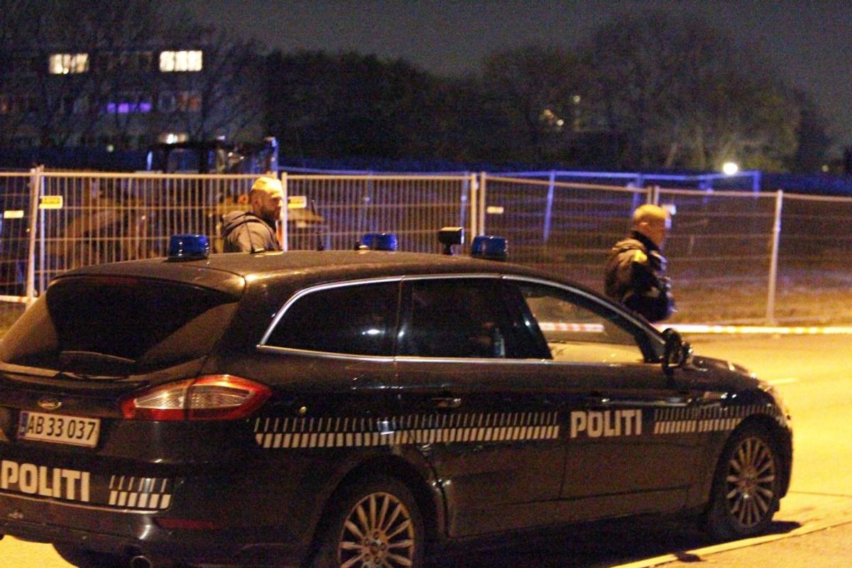 Politiet afspærrer flere gader efter melding om skyderi. KLIK for flere billeder. Foto: Presse-fotos.dk.