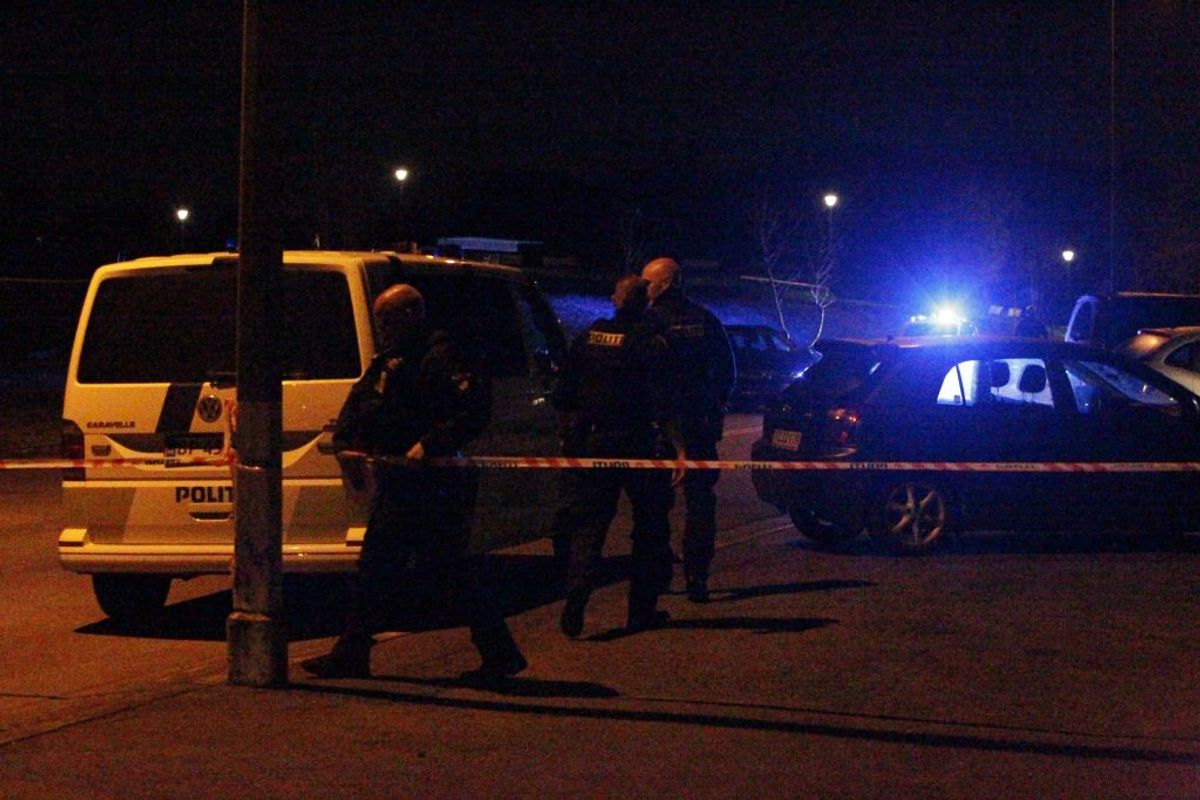 Politiet afspærrer flere gader efter melding om skyderi. KLIK for flere billeder. Foto: Presse-fotos.dk.