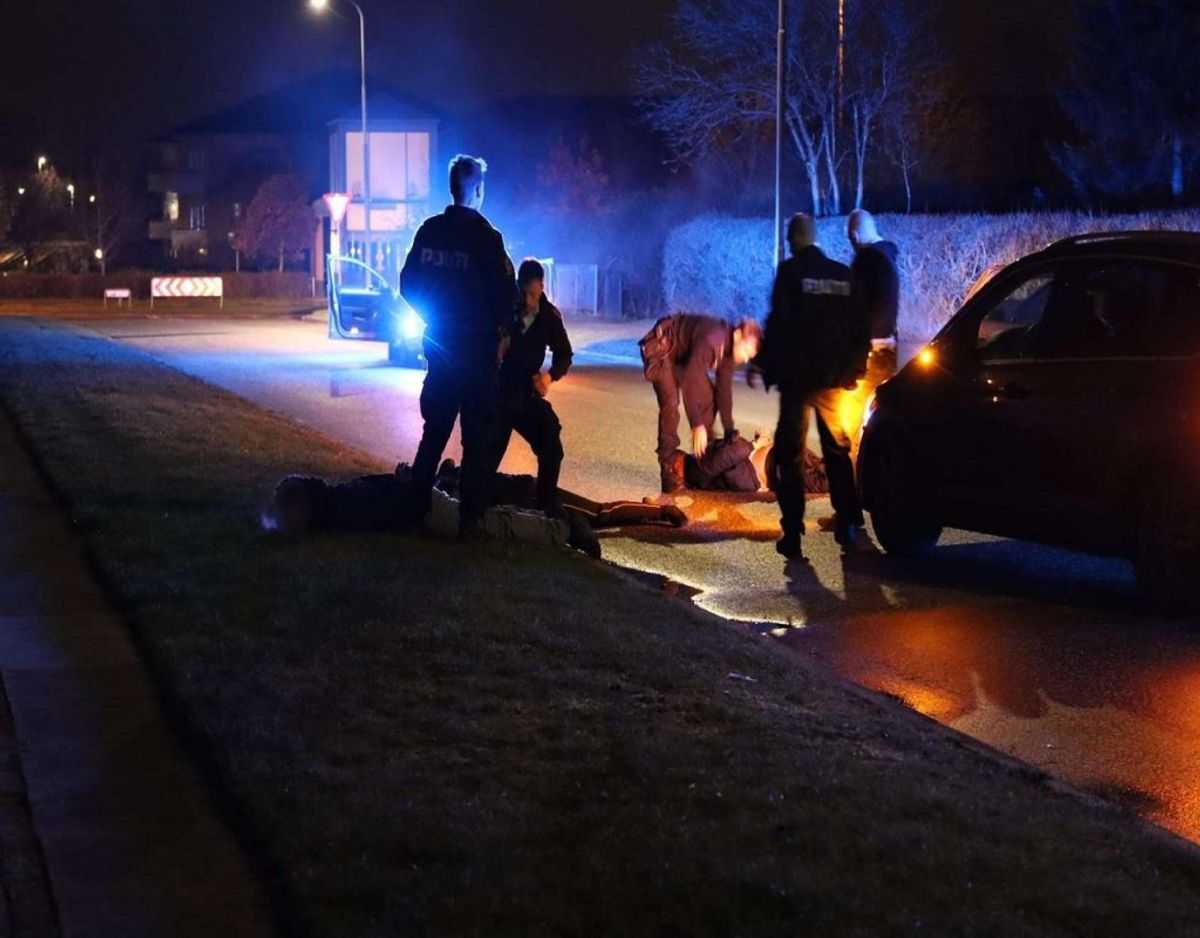 Fire personer blev anholdt i det vestlige Aarhus. De havde sammen med ti andre, der blev anholdt på E45 ved Vejle, frihedsberøvet to mænd. KLIK VIDERE OG SE FLERE BILLEDER Foto: Øxenholt Foto