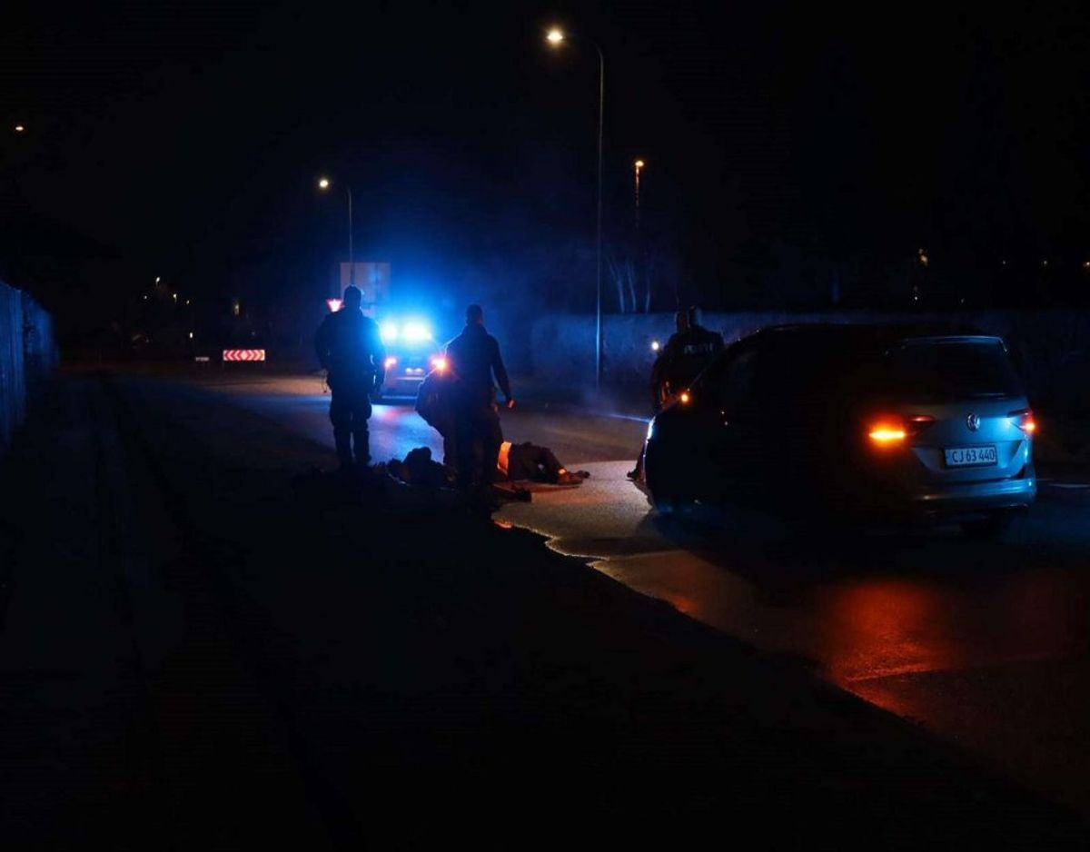 Fire personer blev anholdt i det vestlige Aarhus. De havde sammen med ti andre, der blev anholdt på E45 ved Vejle, frihedsberøvet to mænd. KLIK VIDERE OG SE FLERE BILLEDER Foto: Øxenholt Foto