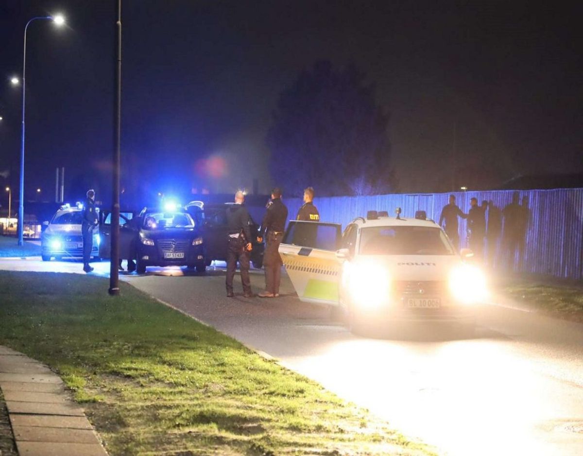 Fire personer blev anholdt i det vestlige Aarhus. De havde sammen med ti andre, der blev anholdt på E45 ved Vejle, frihedsberøvet to mænd. KLIK VIDERE OG SE FLERE BILLEDER Foto: Øxenholt Foto