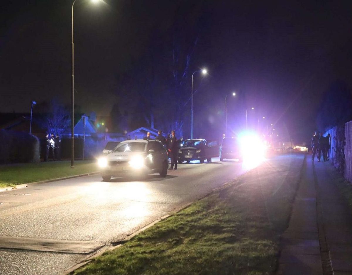 Fire personer blev anholdt i det vestlige Aarhus. De havde sammen med ti andre, der blev anholdt på E45 ved Vejle, frihedsberøvet to mænd. KLIK VIDERE OG SE FLERE BILLEDER Foto: Øxenholt Foto
