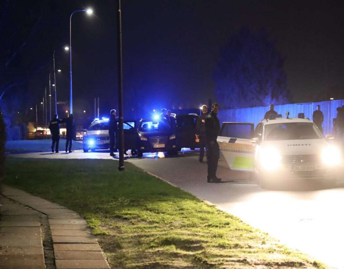 Fire personer blev anholdt i det vestlige Aarhus. De havde sammen med ti andre, der blev anholdt på E45 ved Vejle, frihedsberøvet to mænd. KLIK VIDERE OG SE FLERE BILLEDER Foto: Øxenholt Foto