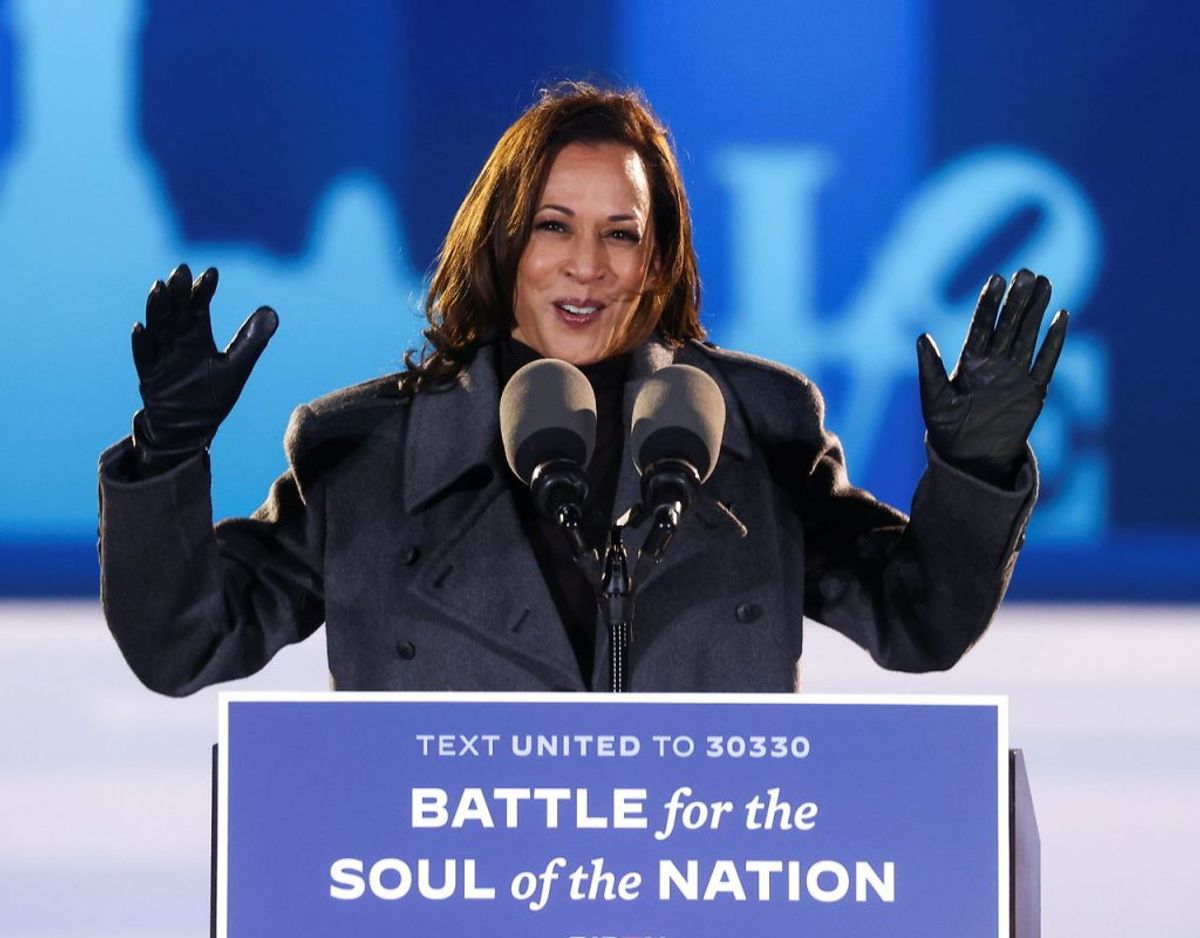 Kamala Harris beskyldes for at være en nem kvinde, som spredte ben for at nå til tops. Foto: Scanpix.