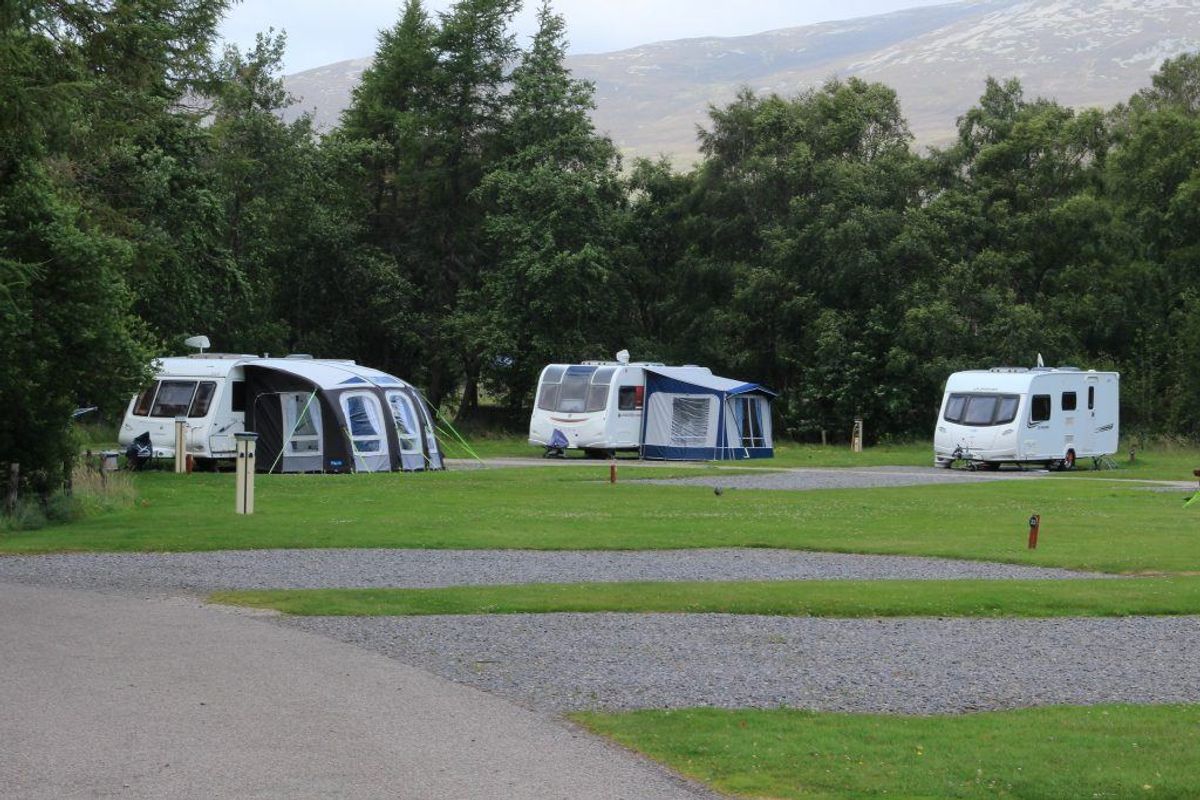 Danskere er vilde med camping, men det er de færreste elbiler, der overhovedet har motorkraft til at trække det mobile feriehjem. Foto: Colourbox
