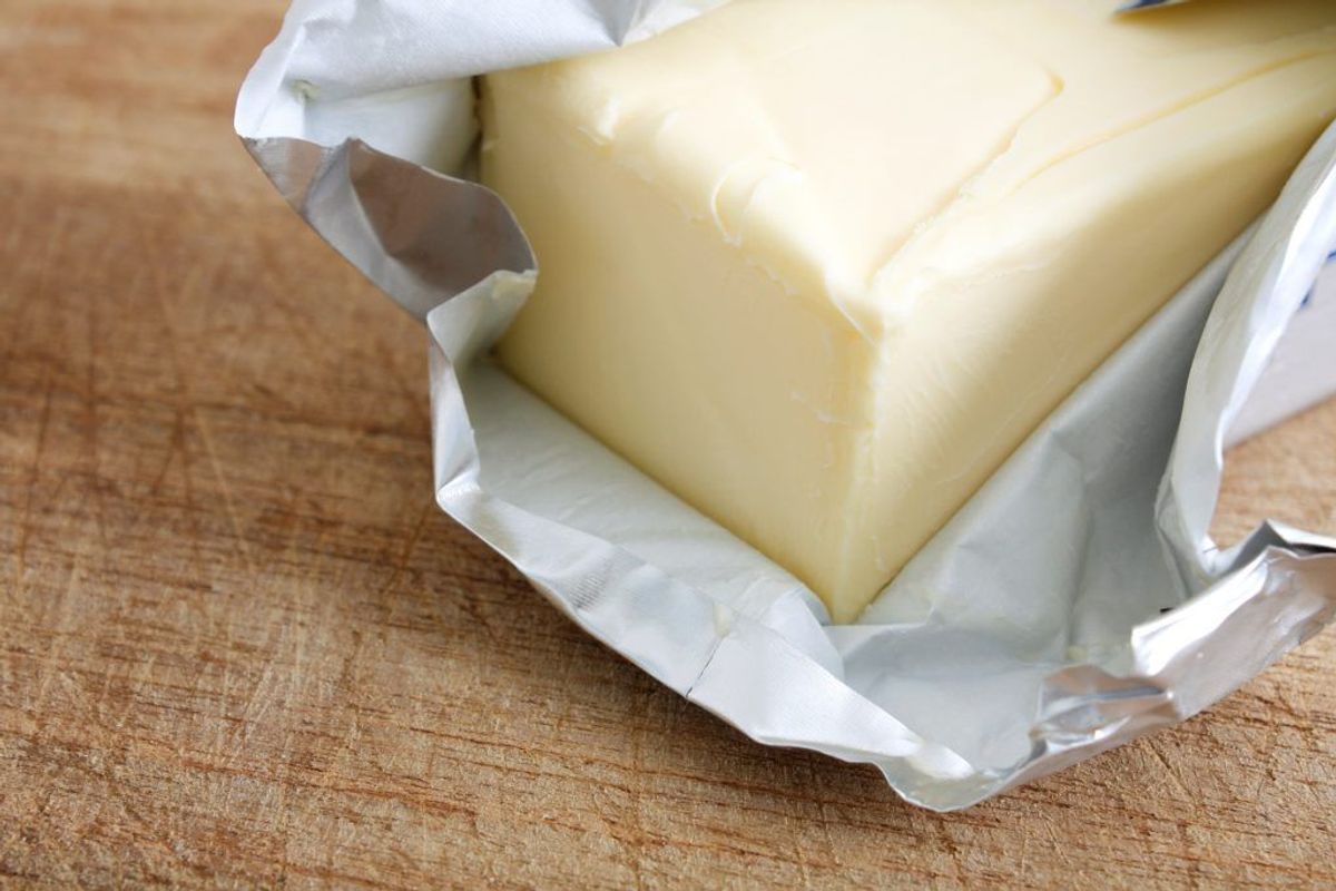 Hvis man hører til dem, der stiller smørret ud af køleskabet for at gøre det blødt, er det vigtigt, at man tjekker, om det er saltet eller usaltet smør. Usaltet smør risikerer langt hurtigere at blive dårligt udenfor køleskabet. Kilde: Reader’s Digest. Arkivfoto.