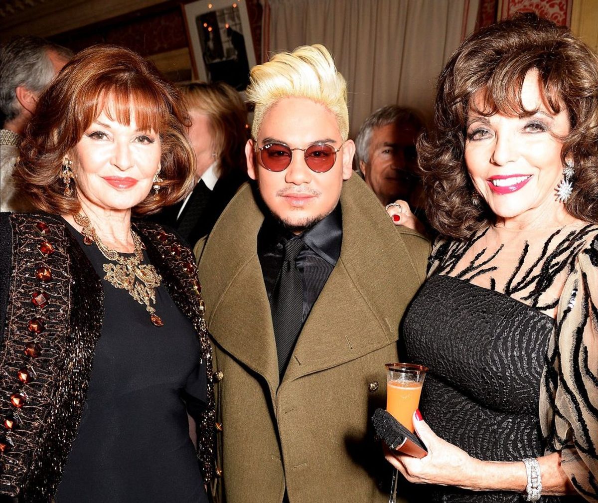 Her ses han med Stephanie Beacham, og Joan Collins. Foto: Richard Young/Scasnpix.