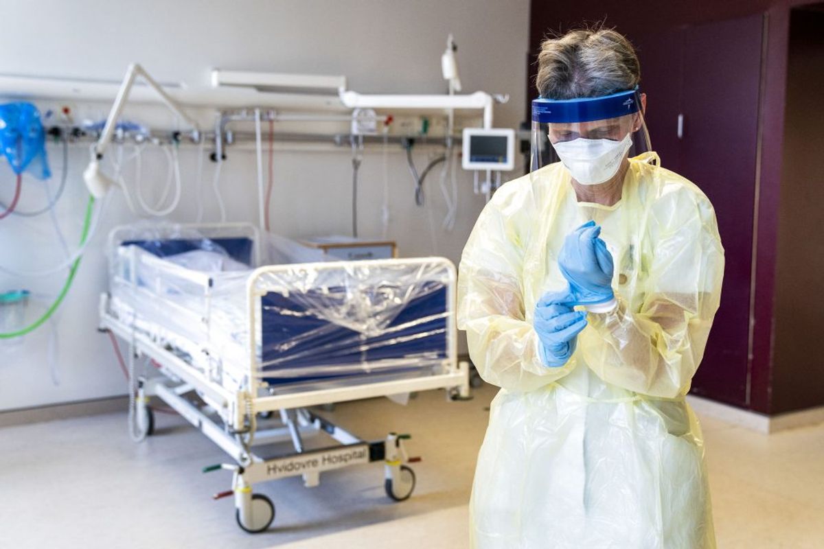 Flere er døde i Italien af Coronavirus. Her ledende oversygeplejerske på infektionsmedicinsk afdeling, Helle Ingmer, ifører sig det beskyttelsesudstyr, som læger og sygeplejersker skal være klædt i, i tilfælde af at coronavirussen skulle sprede sig til Danmark, . (Foto: Ida Marie Odgaard/Ritzau Scanpix)