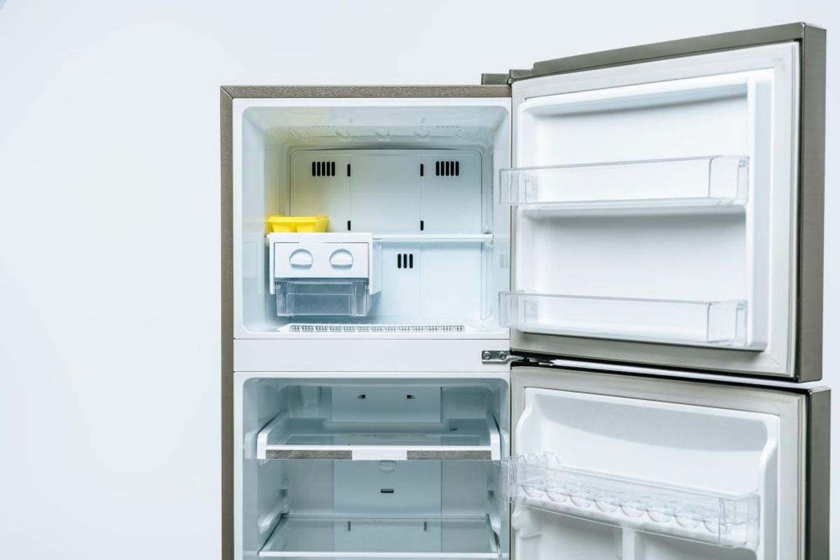 Tandbørsten er perfekt til køleskabers krinkelkroge og gummilister.
