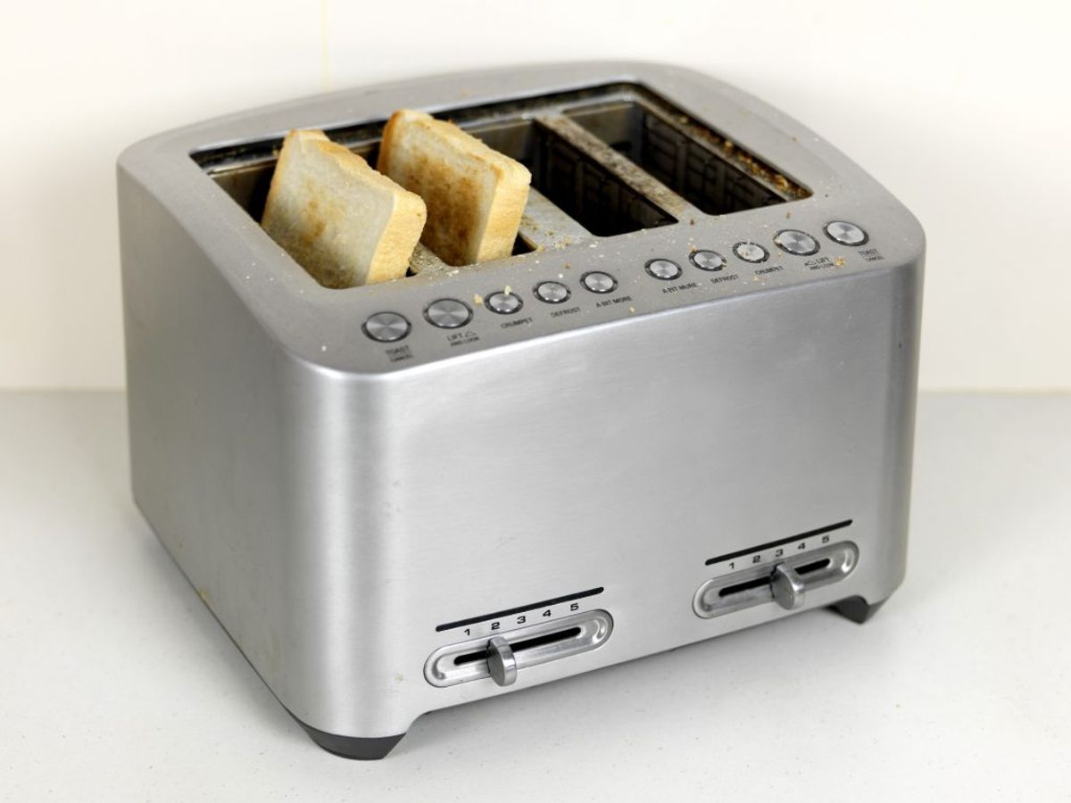 Toastmaskiner fyldes med krummer og snask. Her er en tandbørste perfekt til at komme ind og fjerne tingene.