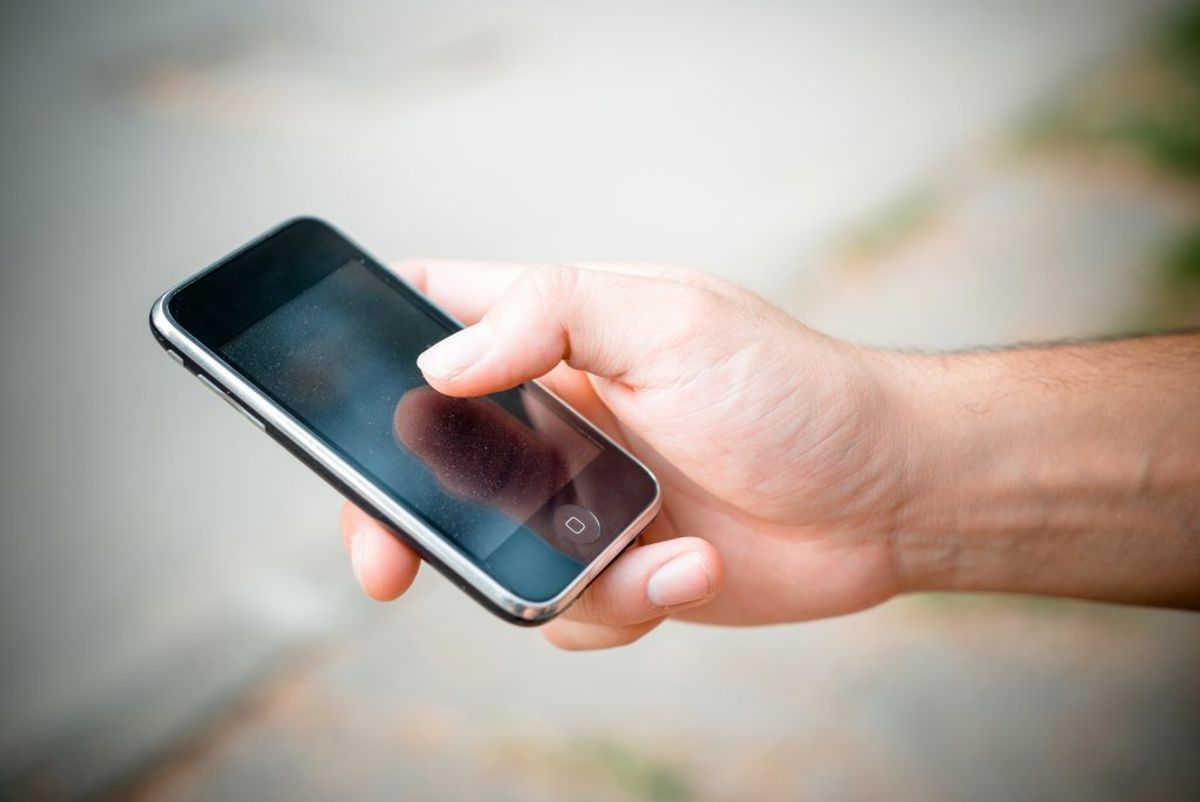 Få sikkerhed for, at de personer, der ringer på døren eller i telefonen, er dem, de udgiver sig for at være. Bed om legitimation. Tjek eventuelt med kommune eller andre myndigheder på deres hovednummer, om det er korrekt, at personerne har et ærinde. Benyt din dørspion, før du åbner hoveddøren, og brug eventuelt en sikkerhedskæde. Foto: Colourbox.
