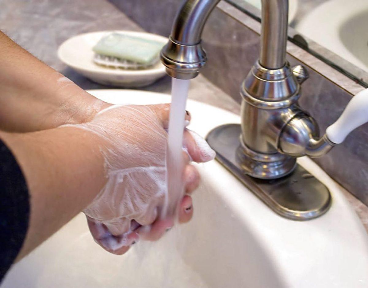 Vi har rigtig mange bakterier siddende på hænderne. De kommer for eksempel fra dørhåndtag, der er blevet benyttet af i forvejen smittede personer. Husk derfor at vaske hænder ofte. Især før du spiser. Klik videre for flere gode råd. Foto: Scanpix.