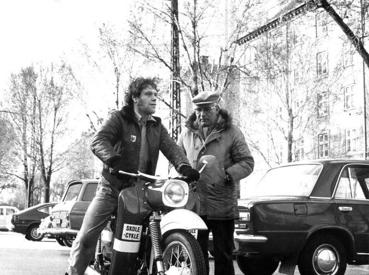 Kim Larsen fra tiden med Gasolin, her ved at lære og køre motorcykel.