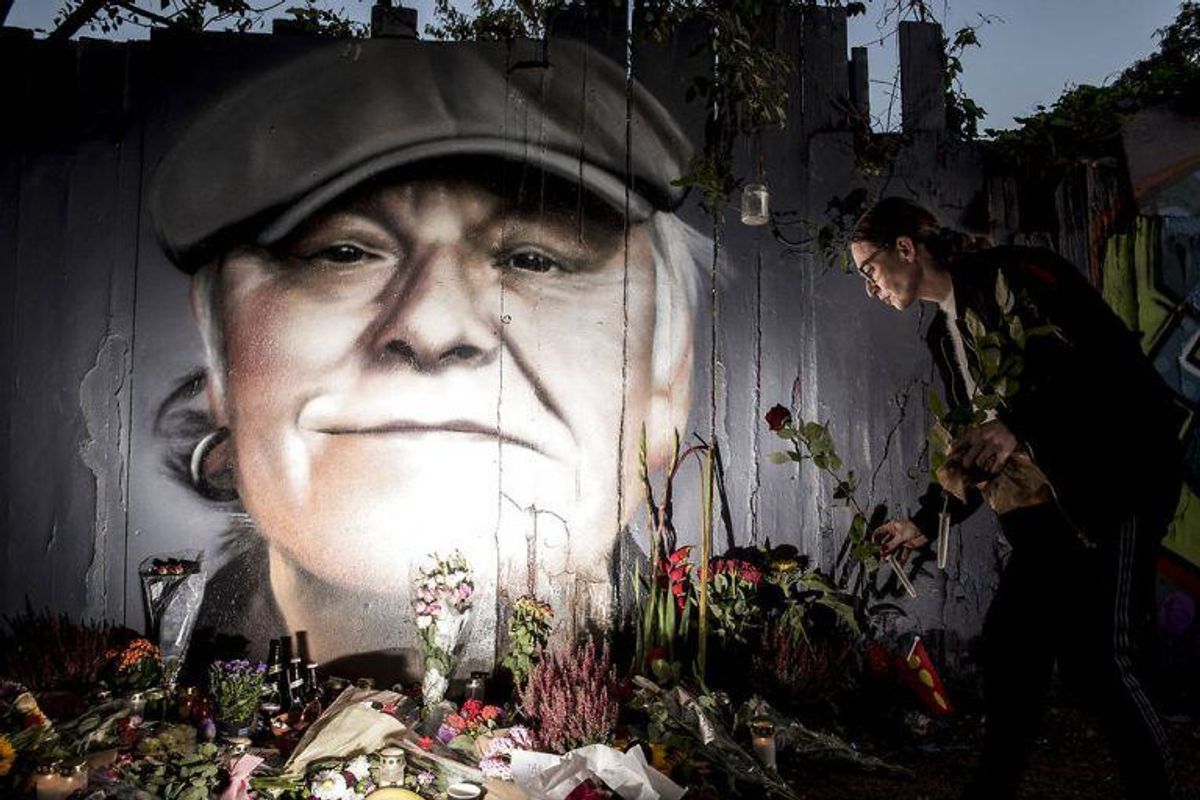 Blomster, øl, smøger og hilsner er lagt foran det portræt der er blevet malet på hegnet ind mod Christiania på Prinsessegade i København til ære for danskernes nationalskjald Kim Larsen, mandag den 1. oktober 2018. Kim Larsen er død 72 år gammel.. (Foto: Mads Claus Rasmussen/Ritzau Scanpix)