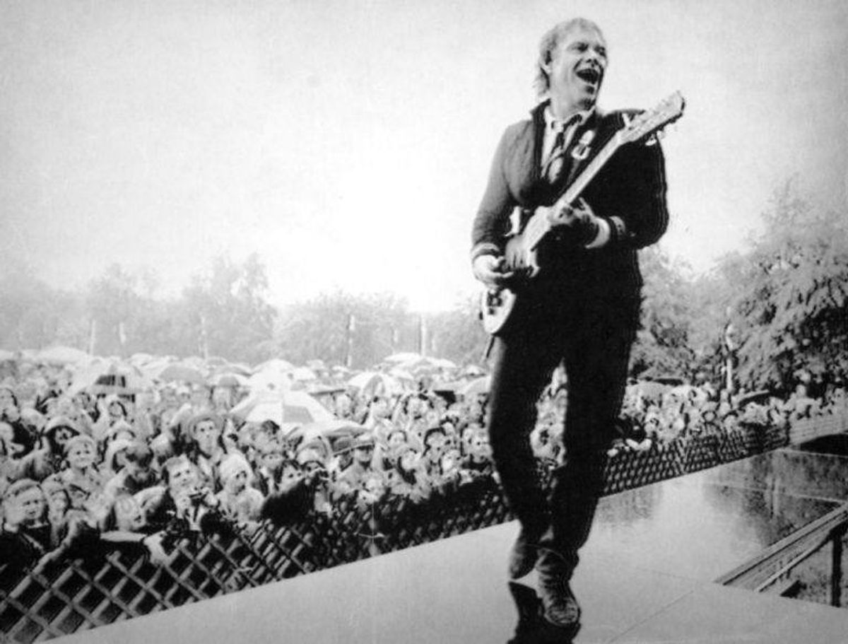 Kim Larsen, sanger, optræden i Skanderborg d. 12. juni 1991 i regn og blæst. Anvendt i B.T. 13. juni 1991.