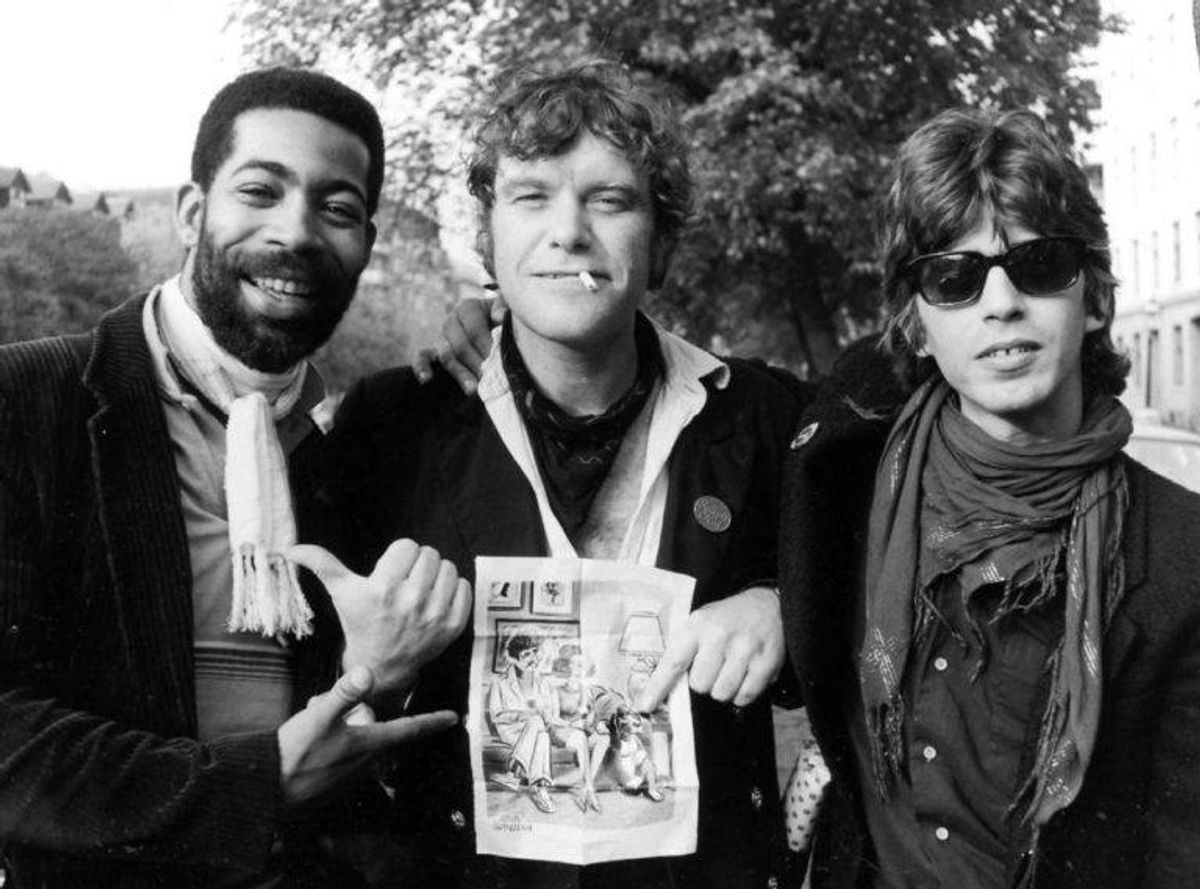 Kim Larsen, sanger sammen med Abe Speller, Joe Delia på Christianshavn i sommeren 1981.