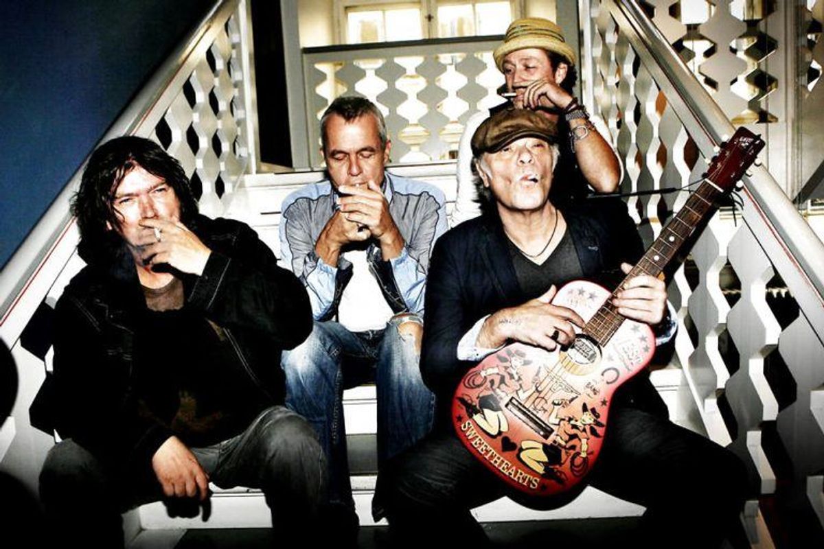 Kim Larsen, Thomas Helmig, Johnny Madsen og Klaus Kjellerup ryger på Kulturministeriets trappe 9. sep. 2008 som et led i deres protest mod rygeloven og for at promovere deres pro-ryge-single