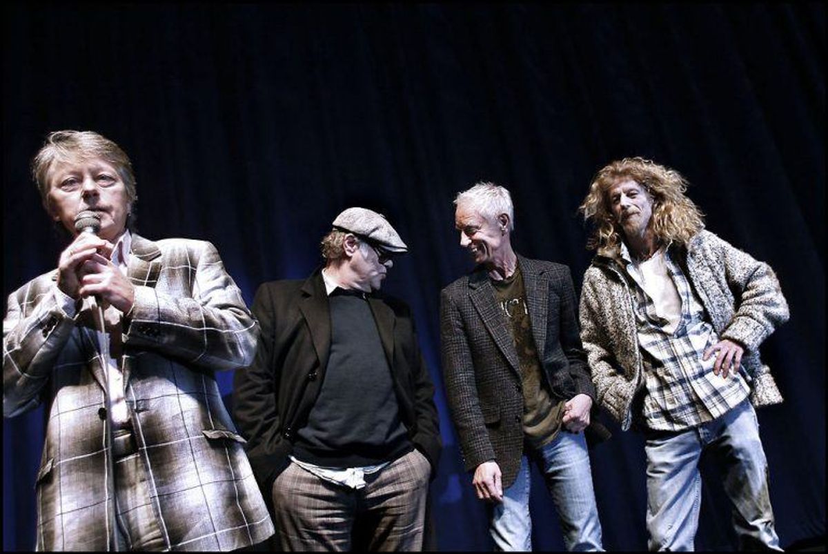 GASOLIN PREMIERE. Gasolin – fra v.: Wili Jønsson, Kim Larsen, Frans (Franz) Beckerlee og Søren Berlev – samlet på scenen i Imperial Biografen torsdag aften den 9. marts til gallapremieren på Anders Østergaards film om bandet.