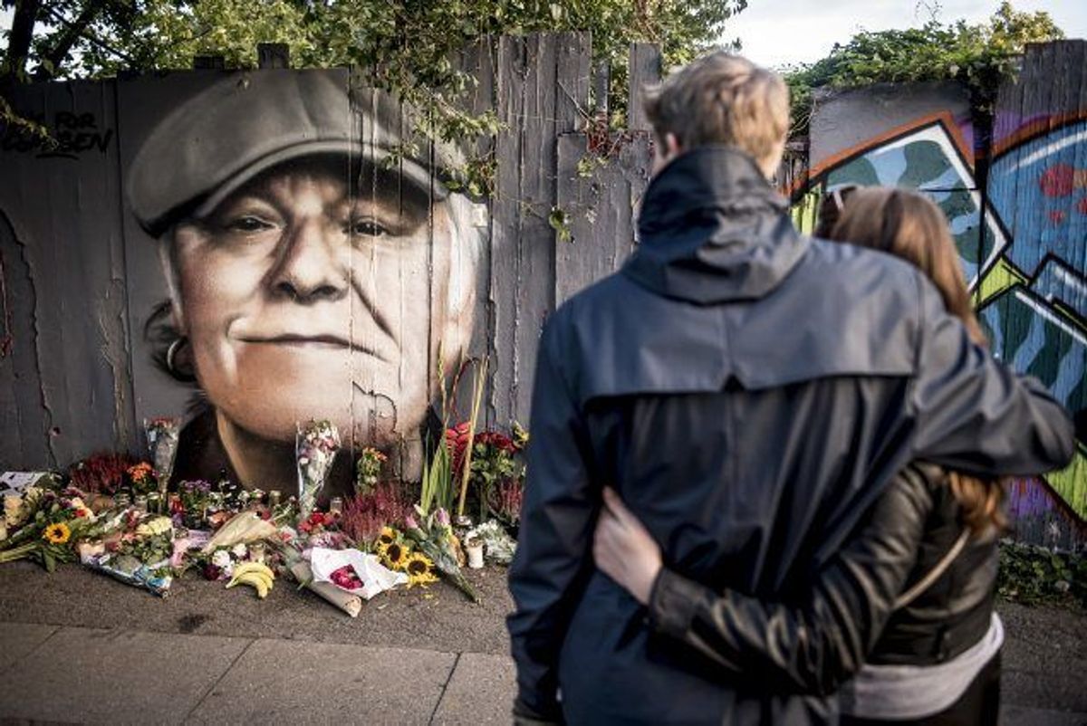 Graffitimaleriet af Kim Larsen på plankeværket i Prinsessegade ved Christiania i København er efterhånden gået viralt. Det har udviklet sig til et uofficielt mindesmærke, hvor sørgende fans har lagt blomster, smøger og dybfølte hilsner. Kim Larsen døde i 2018. KLIK gennem galleriet og se flere kendte danskere, vi har måttet sige farvel til i 2018. Foto: Mads Claus Rasmussen/Scanpix