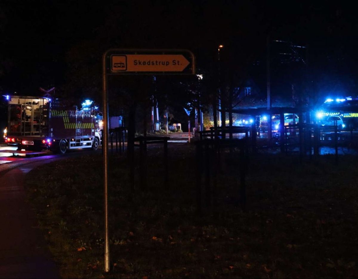 Påkørslen skete tæt ved overskæringen nær Skødstrup Station. Foto: Øxenholt Foto