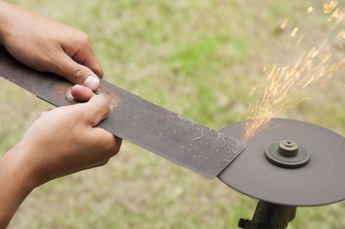 Klingen i din græsslåmaskine er sløv. Hvis klingen er sløv, kan du komme til at rykke græsset op i stedet for at klippe det. Det har plænen ikke godt af. Kilde: Reader’s Digest. Foto: Scanpix.