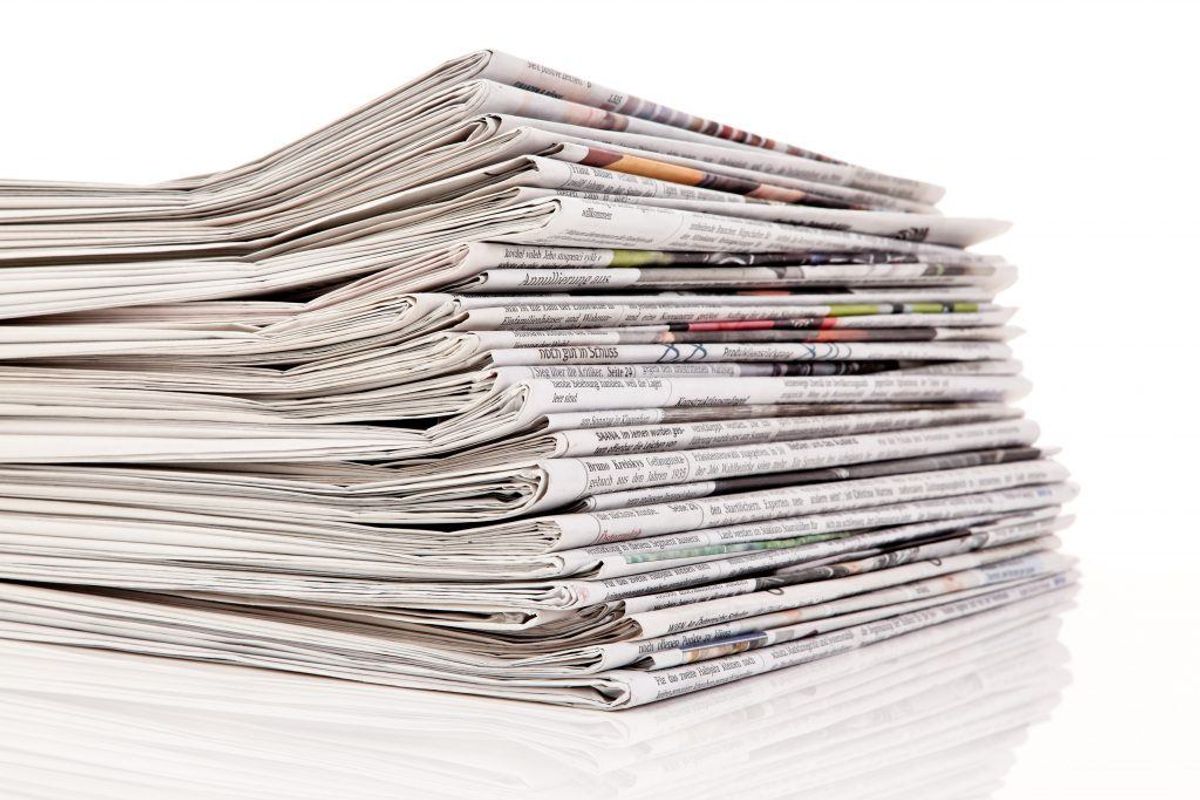 Hvis du ikke ønsker at investere i fiberdug, kan et lag våde aviser eftersigende have samme effekt. Gør dem våde, strø dem ud i bedet og læg så jord på, inden du sætter planter. Kilde: Reader’s Digest. Arkivfoto.