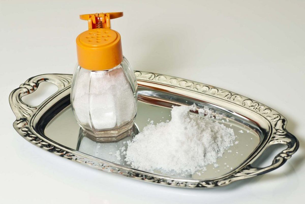 Hvis det ikke virker med kogende vand alene, kan du eventuelt hælde en smule salt i vandet. Kilde: Reader’s Digest. Arkivfoto.