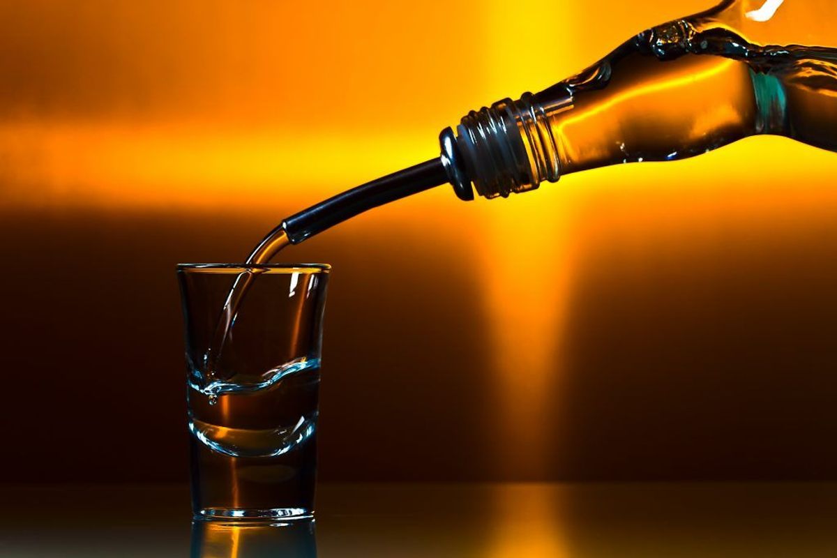Et af de mere alternative ukrudtsmidler er vodka. Bland vodka, opvaskemiddel og en smule vand og hæld blandingen på ukrudtet. Kilde: Reader’s Digest. Arkivfoto.
