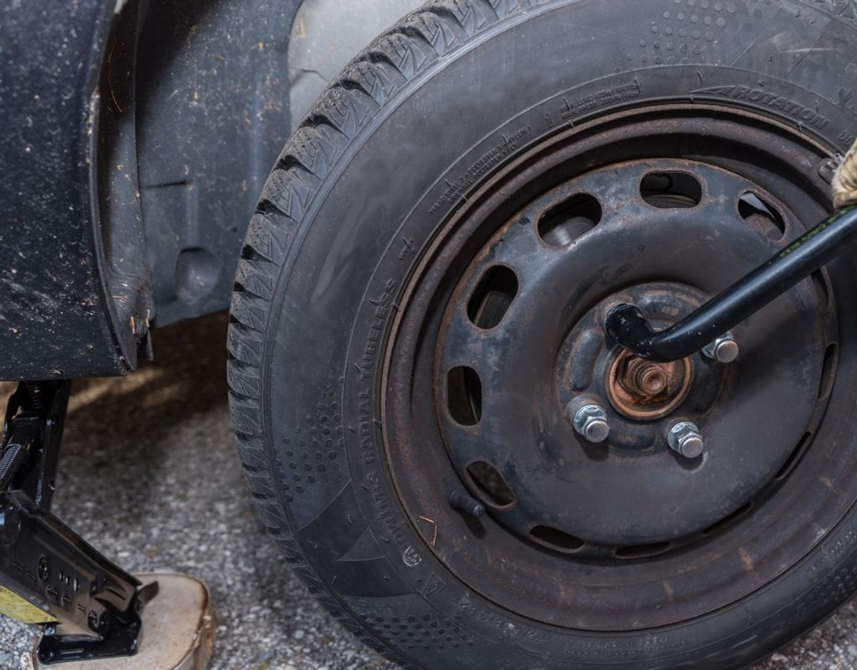 Læs også i bilens instruktionsbog, hvordan og hvor ofte du skal rust- og undervognsbehandle bilen. Genrefoto.