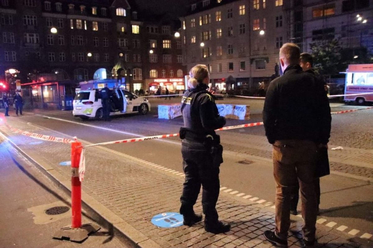 Politiet leder lige nu efter gerningsmanden eller -mændene til et knivstikkeri på Christianshavn. KLIK for flere billeder. Foto: Presse-fotos.dk.