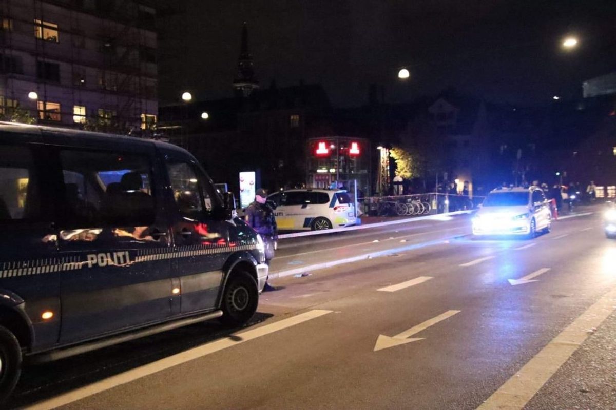 Politiet leder lige nu efter gerningsmanden eller -mændene til et knivstikkeri på Christianshavn. KLIK for flere billeder. Foto: Presse-fotos.dk.
