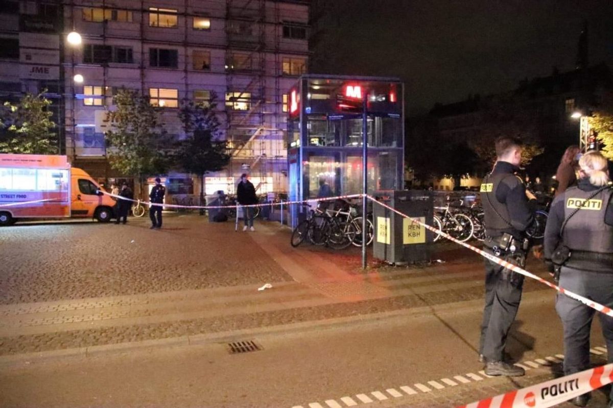 Politiet leder lige nu efter gerningsmanden eller -mændene til et knivstikkeri på Christianshavn. KLIK for flere billeder. Foto: Presse-fotos.dk.