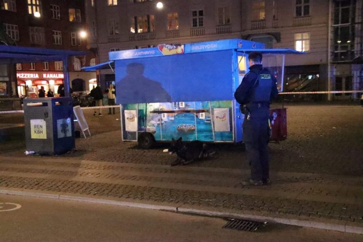 Politiet leder lige nu efter gerningsmanden eller -mændene til et knivstikkeri på Christianshavn. KLIK for flere billeder. Foto: Presse-fotos.dk.