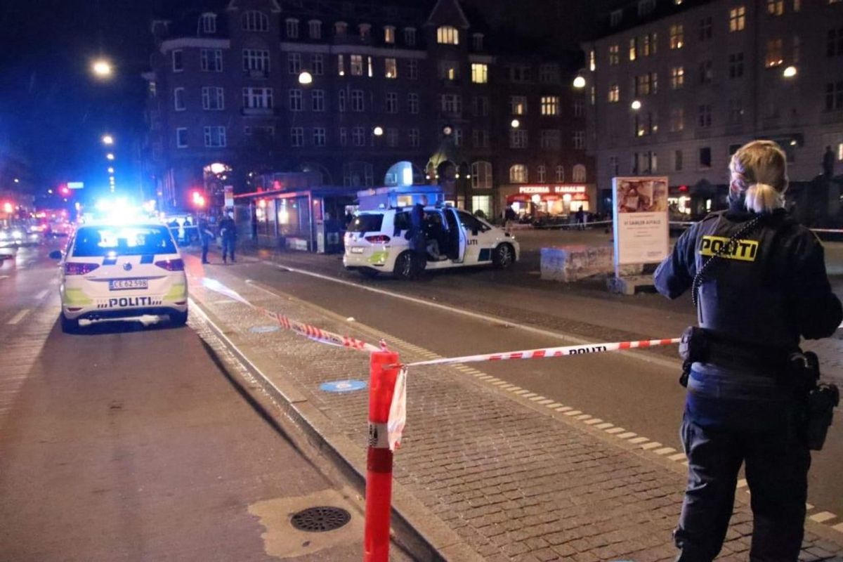 Politiet leder lige nu efter gerningsmanden eller -mændene til et knivstikkeri på Christianshavn. KLIK for flere billeder. Foto: Presse-fotos.dk.