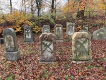 Vildt hærværk: Jødisk gravplads skændet